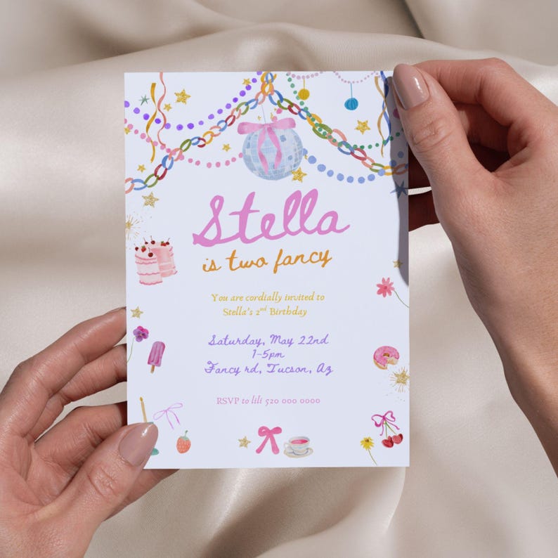 Puede incluir: Una invitaci&oacute;n azul claro con el texto "Stella is two fancy" en rosa y naranja. La invitaci&oacute;n incluye la fecha, hora y lugar de la fiesta, junto con elementos decorativos como una bola de discoteca e ilustraciones de pasteles.