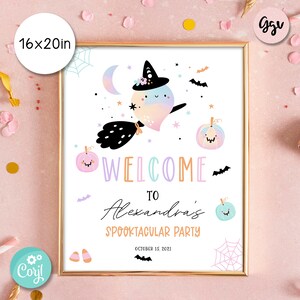 Puede incluir: Un cartel de bienvenida en colores pastel para una fiesta de Halloween. El cartel presenta un lindo fantasma montando una escoba con una calabaza y estrellas. El texto dice "Bienvenido a la fiesta Spooktacular de Alexandra, 15 de octubre de 2021".