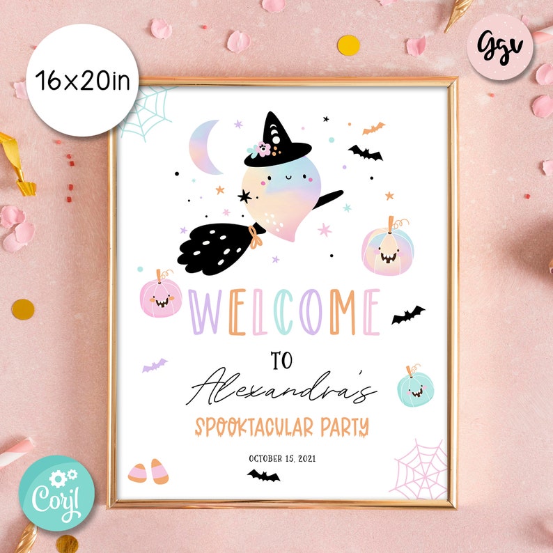 Puede incluir: Un cartel de bienvenida en colores pastel para una fiesta de Halloween. El cartel presenta un lindo fantasma montando una escoba con una calabaza y estrellas. El texto dice "Bienvenido a la fiesta Spooktacular de Alexandra, 15 de octubre de 2021".