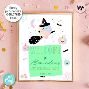 Puede incluir: Un cartel de bienvenida imprimible para una fiesta de Halloween con un lindo fantasma de dibujos animados montando una escoba con un sombrero de bruja. El cartel dice "Bienvenido a la fiesta Spooktacular de Alexandra, 15 de octubre de 2021".