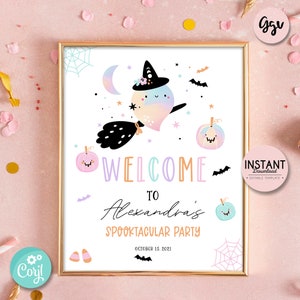 Puede incluir: Un cartel de bienvenida imprimible para una fiesta de Halloween con un lindo fantasma que lleva un sombrero de bruja y monta una escoba. El cartel dice "Bienvenido a la fiesta Spooktacular de Alexandra, 15 de octubre de 2021".