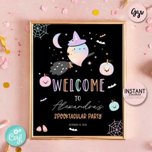 Puede incluir: Un cartel de fiesta de Halloween imprimible con fondo negro y un fantasma arco&iacute;ris con un sombrero de bruja y montando una escoba. El texto dice "Bienvenido a la fiesta Spooktacular de Alexandra" y "15 de octubre de 2021".