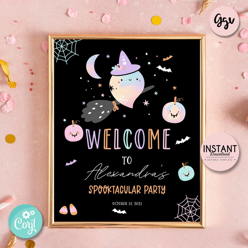 Puede incluir: Un cartel de fiesta de Halloween imprimible con fondo negro y un fantasma arco&iacute;ris con un sombrero de bruja y montando una escoba. El texto dice "Bienvenido a la fiesta Spooktacular de Alexandra" y "15 de octubre de 2021".