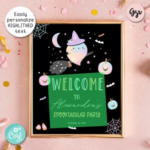 Puede incluir: Un cartel de bienvenida negro y verde con un lindo fantasma de dibujos animados que lleva un sombrero de bruja y monta una escoba. El cartel dice "Bienvenido a la fiesta de Halloween de Alexandra" y "15 de octubre de 2021".