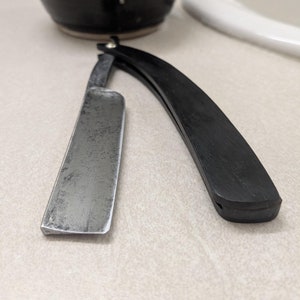 Shave ready 1900 American Straight razor with etching