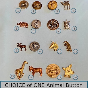 Könnte beinhalten: Eine Auswahl an Knöpfen mit Tiermotiven, darunter ein Kamel, eine Giraffe und ein Nashorn. Die Knöpfe sind in verschiedenen metallischen Ausführungen gehalten, einige mit detaillierten Tierdesigns. Der Text "CHOICE of ONE Animal Button" befindet sich unten.