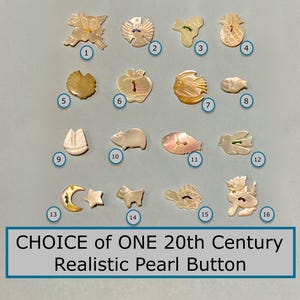 Könnte beinhalten: Eine Auswahl von sechzehn realistischen Perlmuttknöpfen aus dem 20. Jahrhundert in verschiedenen Formen, darunter ein Vogel, ein Apfel und ein Fisch. Die Knöpfe sind in Gold- und Cremetönen gehalten und haben einen perlmuttartigen Glanz. Text: CHOICE of ONE 20th Century Realistic Pearl Button.
