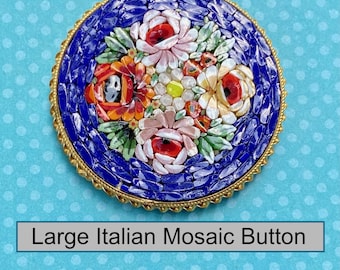 Botón de mosaico italiano de mediados del siglo XX NBS Fondo de vidrio azul grande con flores de mosaico