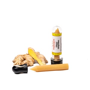 Puede incluir: Un cray&oacute;n alimenticio amarillo en un tubo etiquetado "Food Crayon Ginger Gingembre". El cray&oacute;n est&aacute; al lado de un trozo de ra&iacute;z de jengibre.