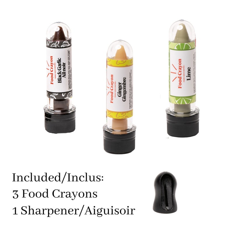 Puede incluir: Tres crayones comestibles en tubos transparentes con tapas negras. Los crayones est&aacute;n etiquetados como "Ajo Negro Ail noir", "Jengibre Gingembre" y "Lima". Tambi&eacute;n se incluye un sacapuntas negro.