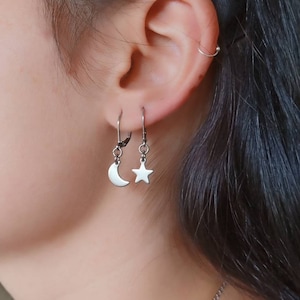 Pendientes Huggie de Luna y Estrella, Minimalistas, Celestiales, Diminutos y desiguales