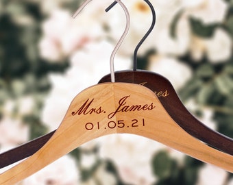 2 paquete personalizado de la boda hangers novia novia colgadores custom bridesmaid Hangers Monogrammed Colgadores de madera con nombre fecha
