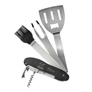 Puede incluir: Un juego de utensilios de acero inoxidable para barbacoa, que incluye una esp&aacute;tula, un tenedor, un pincel para untar y una multiherramienta con sacacorchos. La multiherramienta es negra y tiene grabado el nombre "Dave".