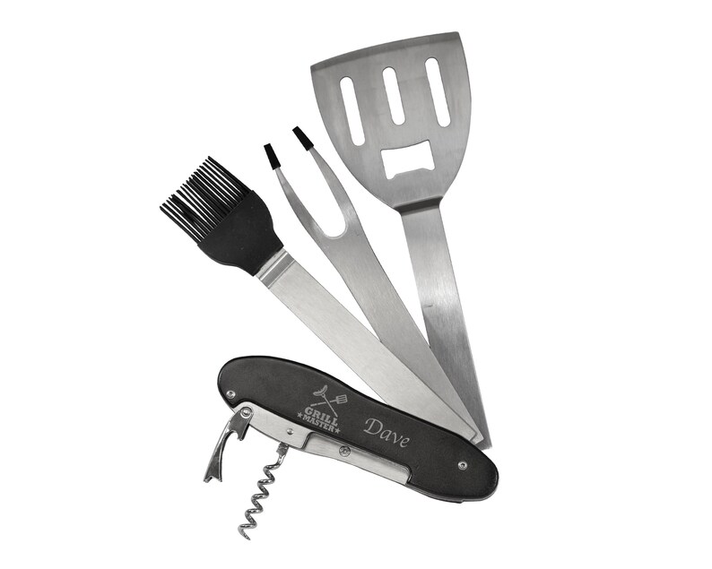 Puede incluir: Un juego de utensilios de acero inoxidable para barbacoa, que incluye una esp&aacute;tula, un tenedor, un pincel para untar y una multiherramienta con sacacorchos. La multiherramienta es negra y tiene grabado el nombre "Dave".