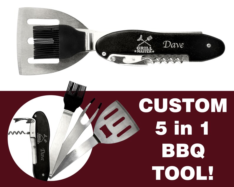 Puede incluir: Una herramienta de barbacoa 5 en 1 de acero inoxidable con mango negro. Incluye esp&aacute;tula, brocha, tenedor y sacacorchos. El mango est&aacute; grabado con "Dave" y "Grill Master".