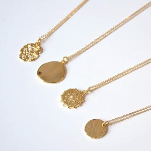 collana con medaglione riempito d&#39;oro, collana minimalista, semplice collana d&#39;oro, collana a disco, collana per tutti i giorni, collana con ciondoli, ciondolo