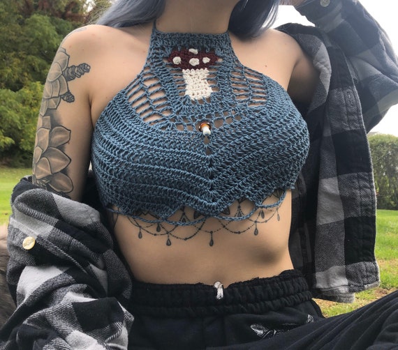 Titties always look great in crochet tops with no bra 🖤🖤 : r/braless