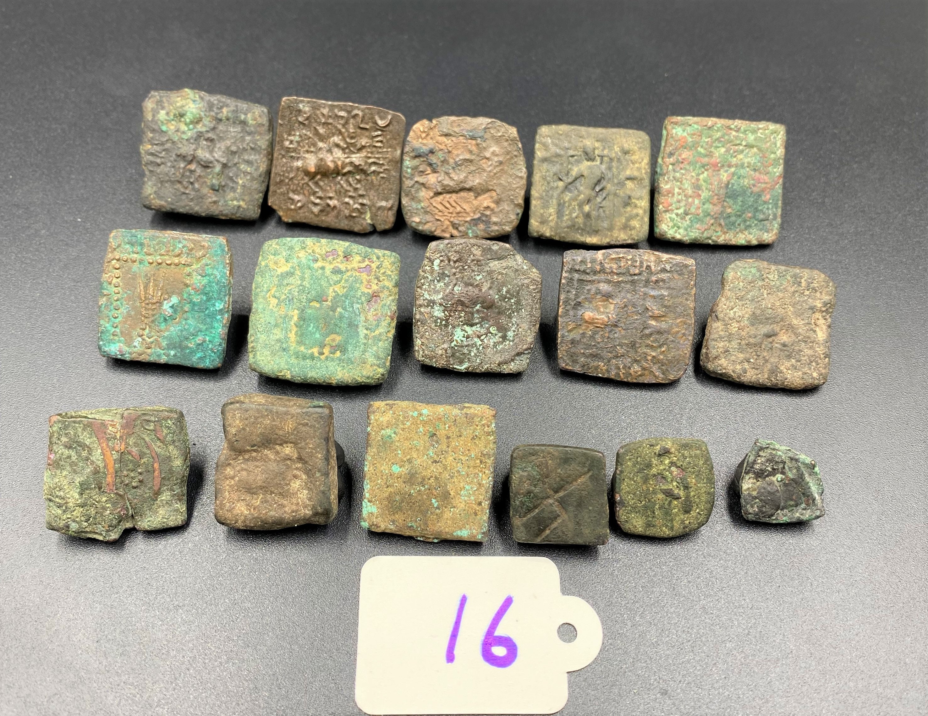 13682 インド古代のデザインの銅製旧貨幣6枚セット 16 Square Ancient Bronze Indo Greek Coins Antiquities Collectable