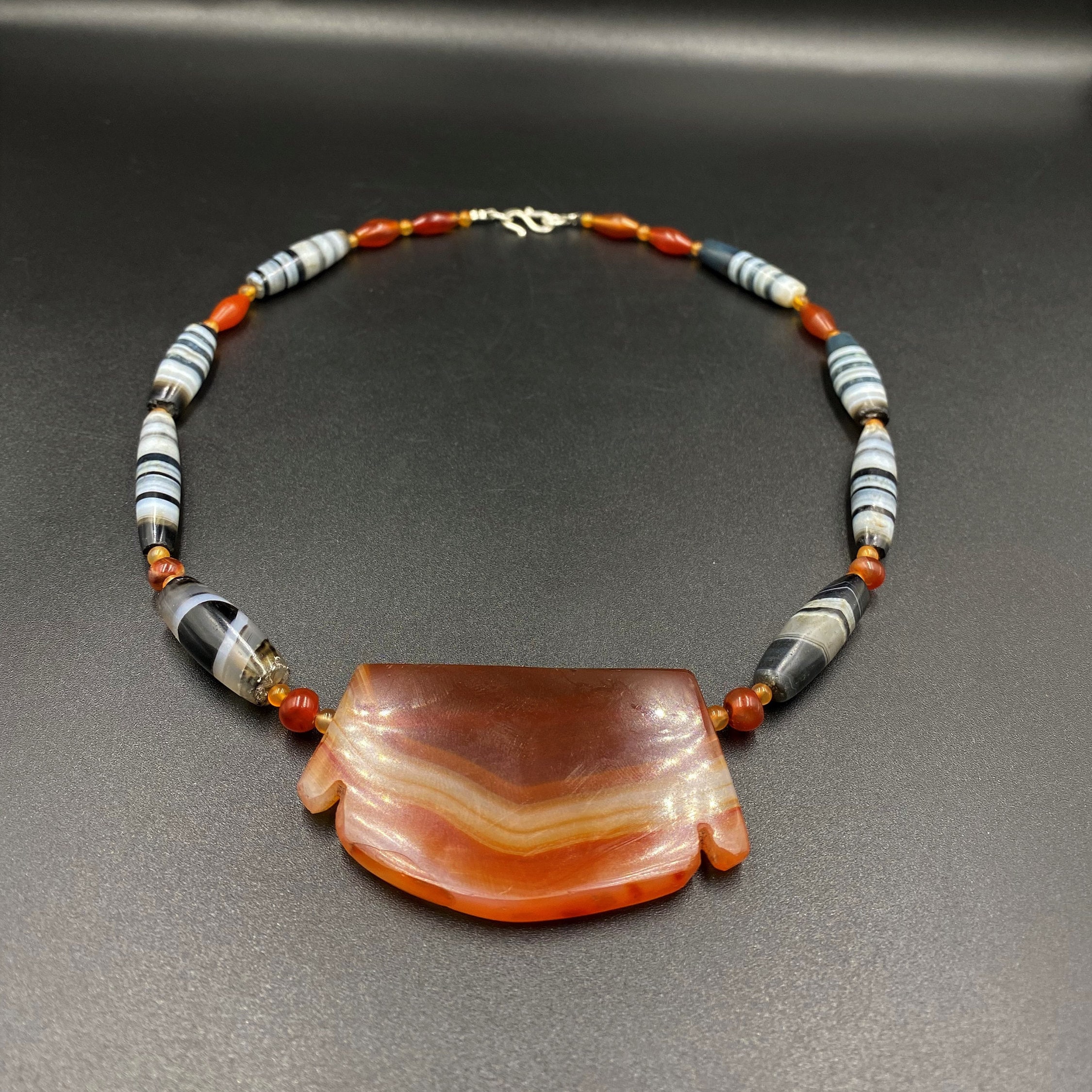 アンティークカーネリアンビーズ アンティークカーネリアンと金メッキシルバーのビーズストランド