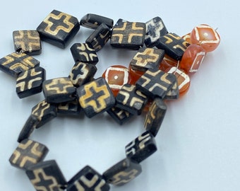 【アンティーク ビーズ】ピュー時代(1200年前)の瑪瑙ビーズ 古代ピュー王朝の古いアンティークの黒と赤のエッチングされた三連