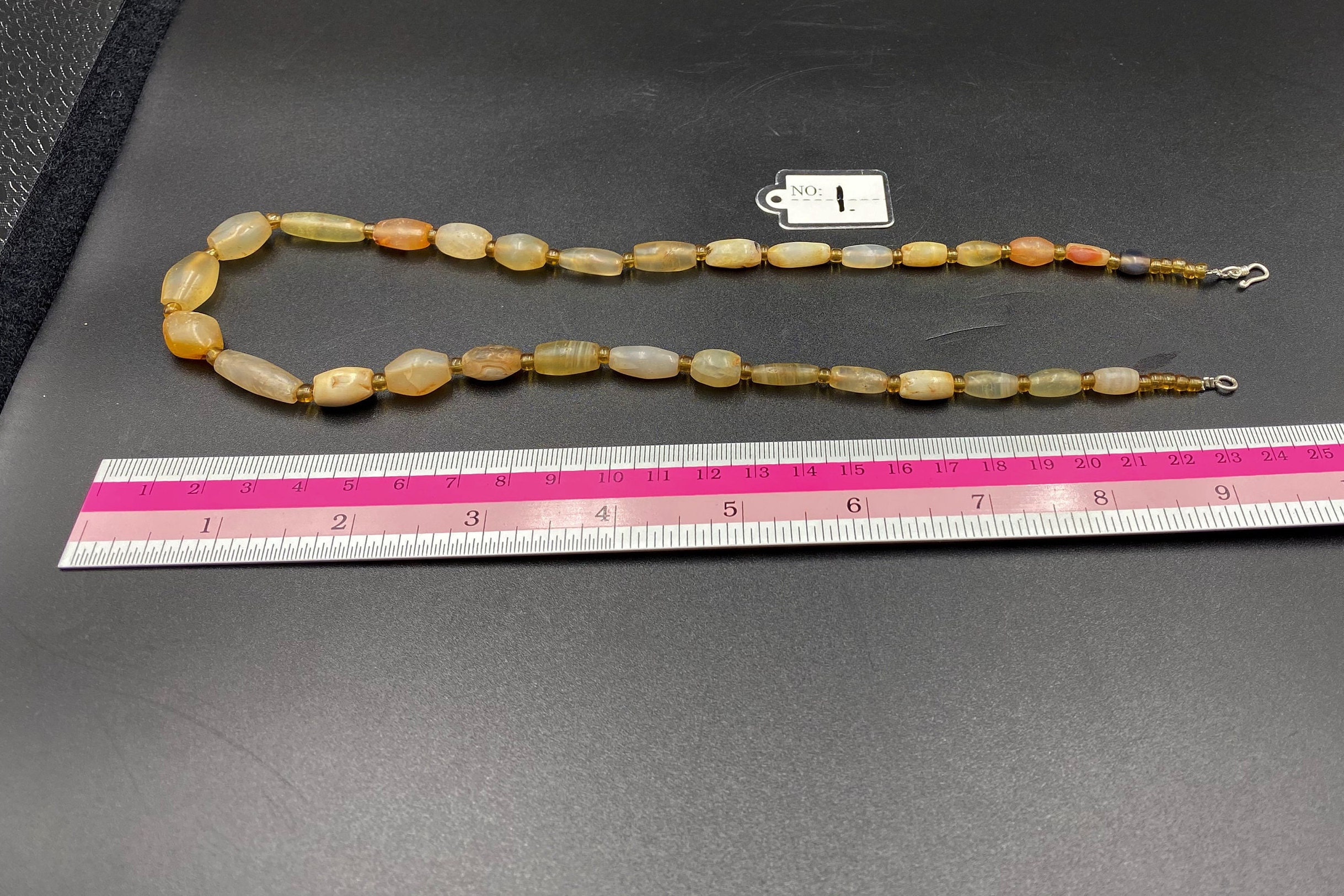 ミャンマーの古代ピュー文化時代の古いアンティークの古代瑪瑙ビーズ