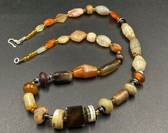 Gammalt Himalaya Indo Tibetanskt Pärlhalsband med mala från Himalaya
