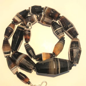 a beautiful antiques banded agate necklace  beads