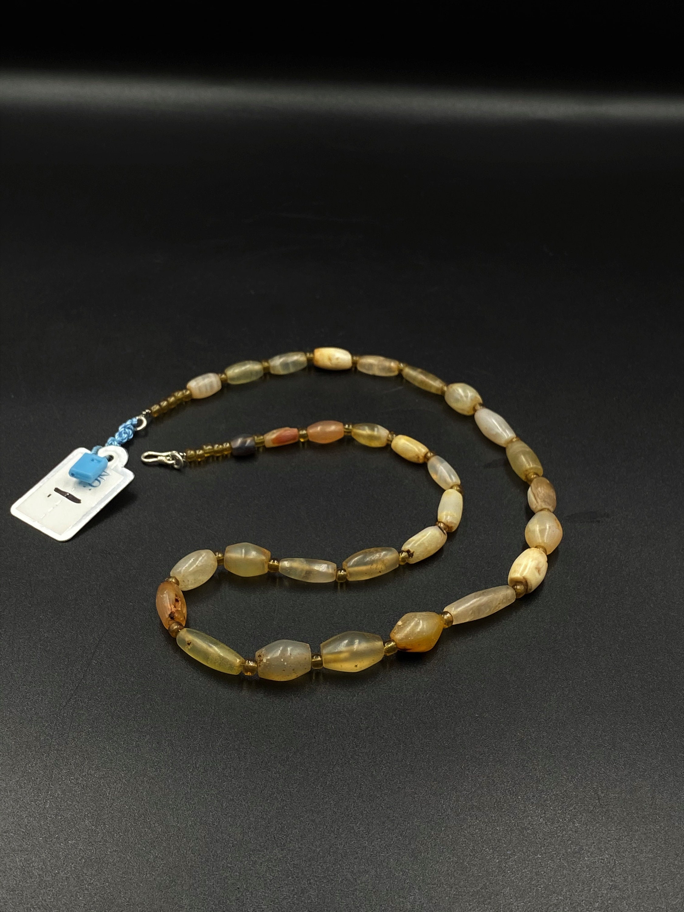 ミャンマーの古代ピュー文化時代の古いアンティークの古代瑪瑙ビーズ