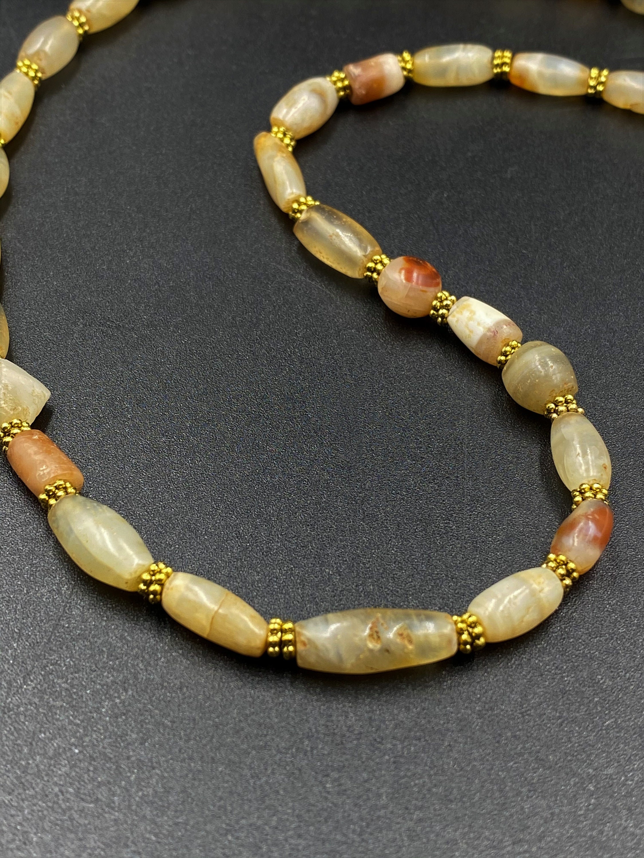 ミャンマーの古代ピュー文化時代の古いアンティークの古代瑪瑙ビーズ