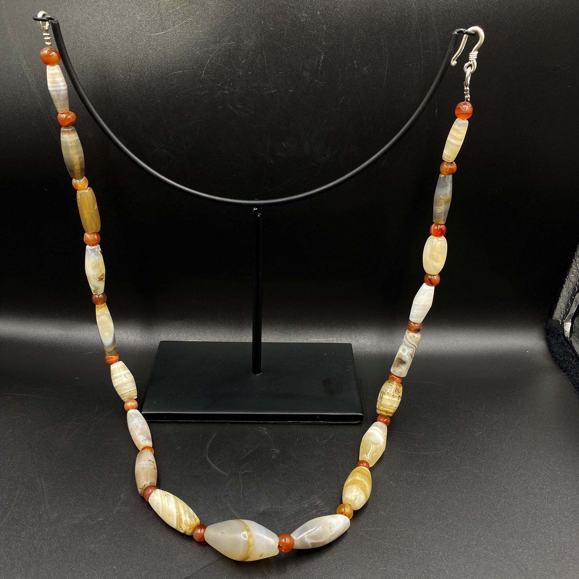 古い古代のアンティークの古い縞模様の瑪瑙ビーズのネックレス