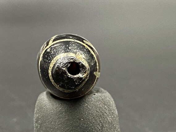 Old Himalayan Indo Tibetan Phum dzi  with Rare pa… - image 5