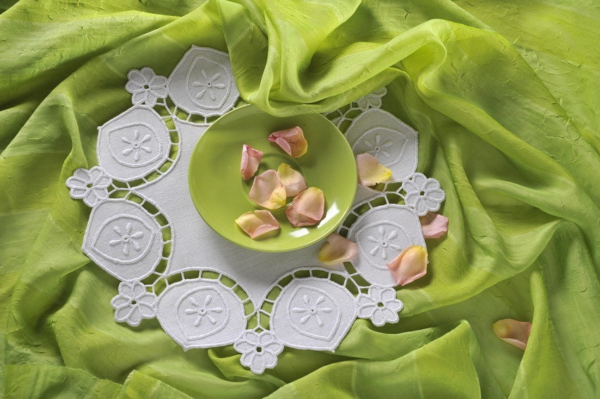 CUTWORK EMBROIDERY KIT 32 cm | Richelieu Embroidery | Stamped linen to embroider | Richelieu kit | Tablecloth |placemat