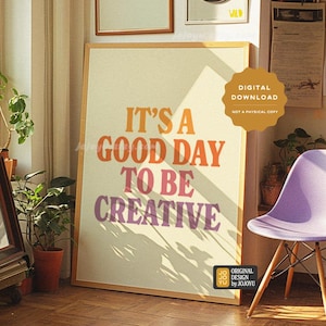 Pode incluir: Um cartaz emoldurado com o texto "IT'S A GOOD DAY TO BE CREATIVE" em laranja, vermelho e roxo. O quarto tem uma estética vintage, com uma cadeira roxa, plantas e outras obras de arte emolduradas. A imagem também inclui um selo de download digital.