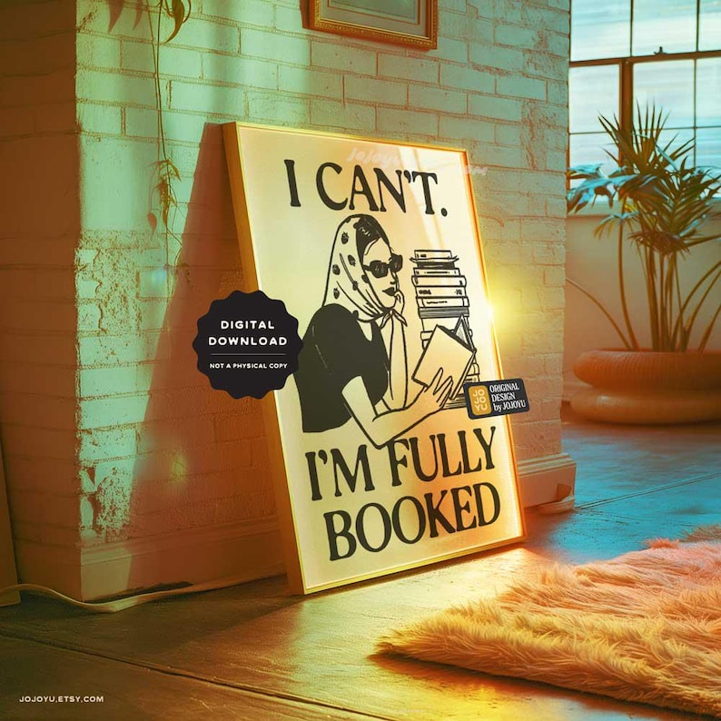 Op de afbeelding: Een digitale download van een afdrukbare poster met een vrouw met een stapel boeken en de tekst "Ik kan niet. Ik ben volgeboekt."
