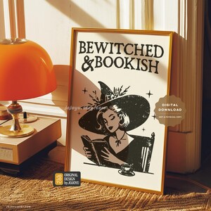 Puede incluir: Una ilustraci&oacute;n en blanco y negro de una bruja leyendo un libro con el texto "BEWITCHED & BOOKISH" encima de ella. La imagen tiene una est&eacute;tica vintage y est&aacute; enmarcada en un marco dorado.
