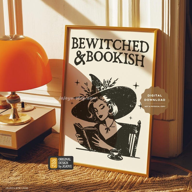 Puede incluir: Una ilustraci&oacute;n en blanco y negro de una bruja leyendo un libro con el texto "BEWITCHED & BOOKISH" encima de ella. La imagen tiene una est&eacute;tica vintage y est&aacute; enmarcada en un marco dorado.