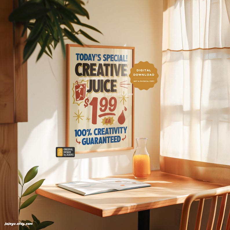 Op de afbeelding: Een ingelijste poster met een retro ontwerp dat "Creative Juice" adverteert voor $ 1,99. De poster is in een houten lijst en heeft een rood, blauw, geel en wit kleurenschema. De poster hangt aan een muur met een houten oppervlak en een raam met witte gordijnen.