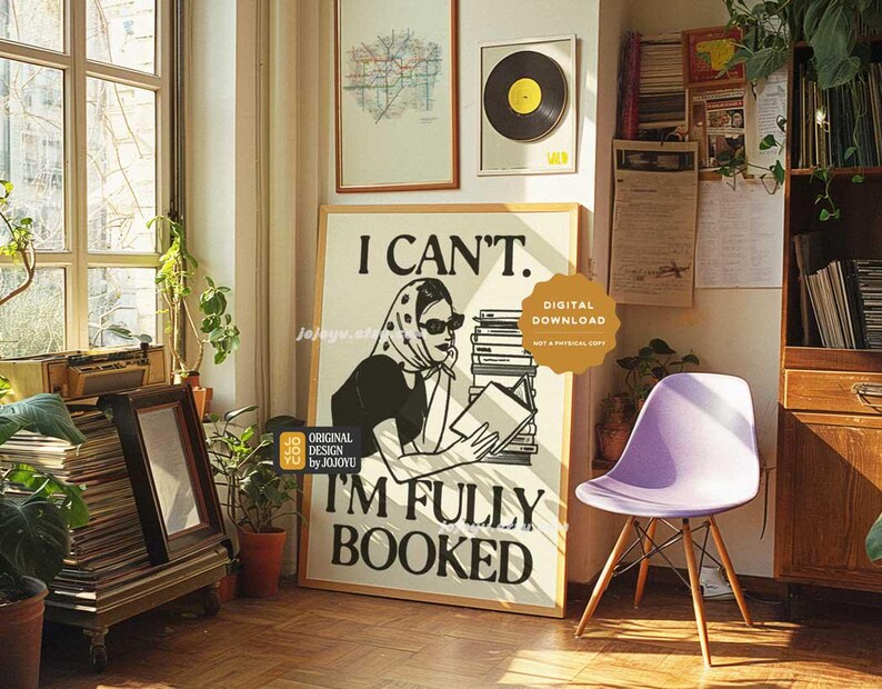 Op de afbeelding: Een digitale downloadprint met een vrouw met een stapel boeken en de tekst "Ik kan niet. Ik ben volgeboekt."