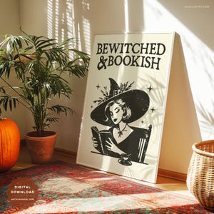 Puede incluir: Una ilustraci&oacute;n en blanco y negro de una bruja leyendo un libro. La bruja lleva un sombrero puntiagudo y un vestido largo. El texto "Bewitched & Bookish" est&aacute; por encima de la bruja.
