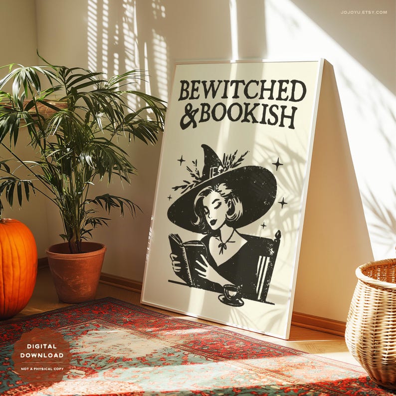 Puede incluir: Una ilustraci&oacute;n en blanco y negro de una bruja leyendo un libro. La bruja lleva un sombrero puntiagudo y un vestido largo. El texto "Bewitched & Bookish" est&aacute; por encima de la bruja.