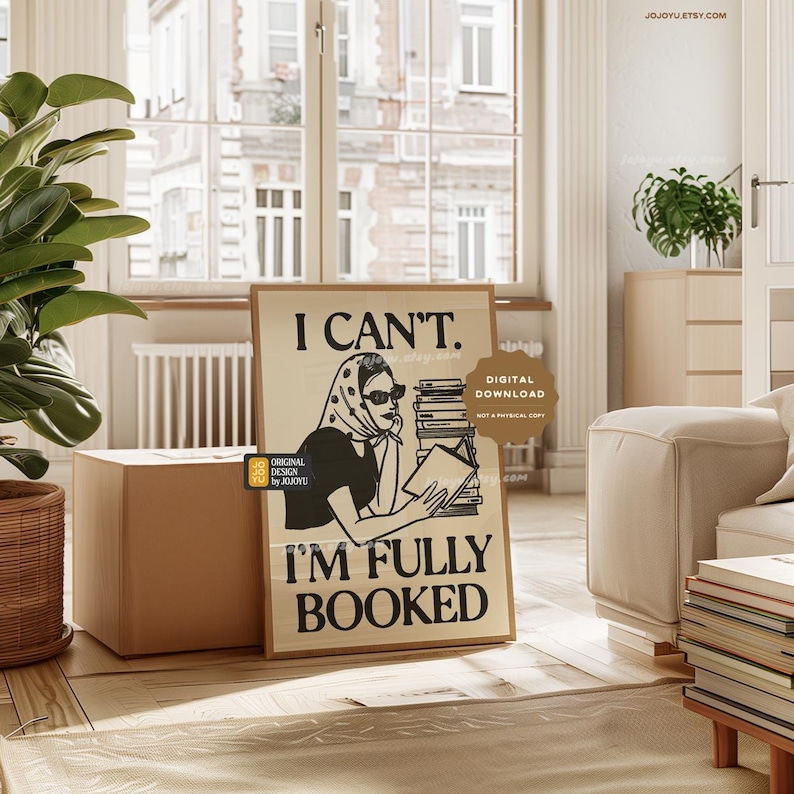 Op de afbeelding: Een zwart-witte illustratie van een vrouw die een boek leest met een stapel boeken achter haar. De tekst luidt "Ik kan niet. Ik ben volgeboekt." De afbeelding is een digitale download, geen fysieke kopie.