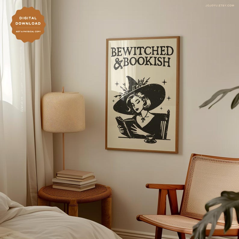 Puede incluir: Una ilustraci&oacute;n en blanco y negro de una bruja leyendo un libro con el texto "Bewitched & Bookish". La bruja lleva un sombrero negro con un dise&ntilde;o floral y un vestido negro. La ilustraci&oacute;n est&aacute; enmarcada en un marco marr&oacute;n claro.