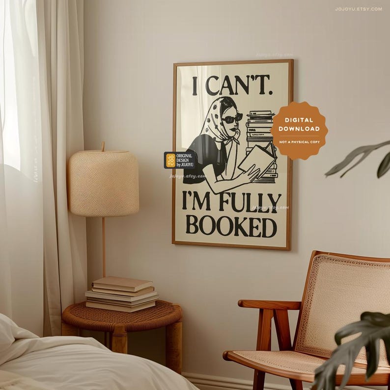 Op de afbeelding: Een zwart-witte illustratie van een vrouw die een boek leest met de tekst "Ik kan niet. Ik ben volgeboekt." De illustratie is op een witte achtergrond met een bruine lijst. De afbeelding bevat ook een digitaal downloadlabel.