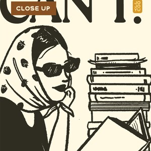 Op de afbeelding: Zwart-witte illustratie van een vrouw met een zonnebril en een hoofddoek met aardbeien en sterren erop gedrukt. Ze zit en leest een boek. Er ligt een stapel boeken naast haar. De tekst "CAN'T" staat bovenaan de afbeelding met de woorden "CLOSE UP" in een bruin rechthoek eronder.
