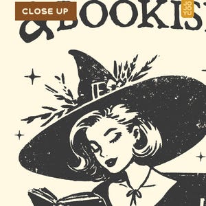 Puede incluir: Ilustraci&oacute;n en blanco y negro de una bruja con un sombrero puntiagudo leyendo un libro. El texto "DEVIL & BOOKS" est&aacute; en la parte superior de la imagen.