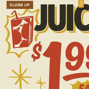 Op de afbeelding: Een retro-illustratie van een glas sinaasappelsap met een rietje, een dollarteken en de prijs $ 1,99. De tekst "CLOSE UP" staat in de linkerbovenhoek. De tekst "JUICE" staat in grote, zwarte letters. De tekst "JO JO YU" staat in een klein wit vakje in de rechterbovenhoek.