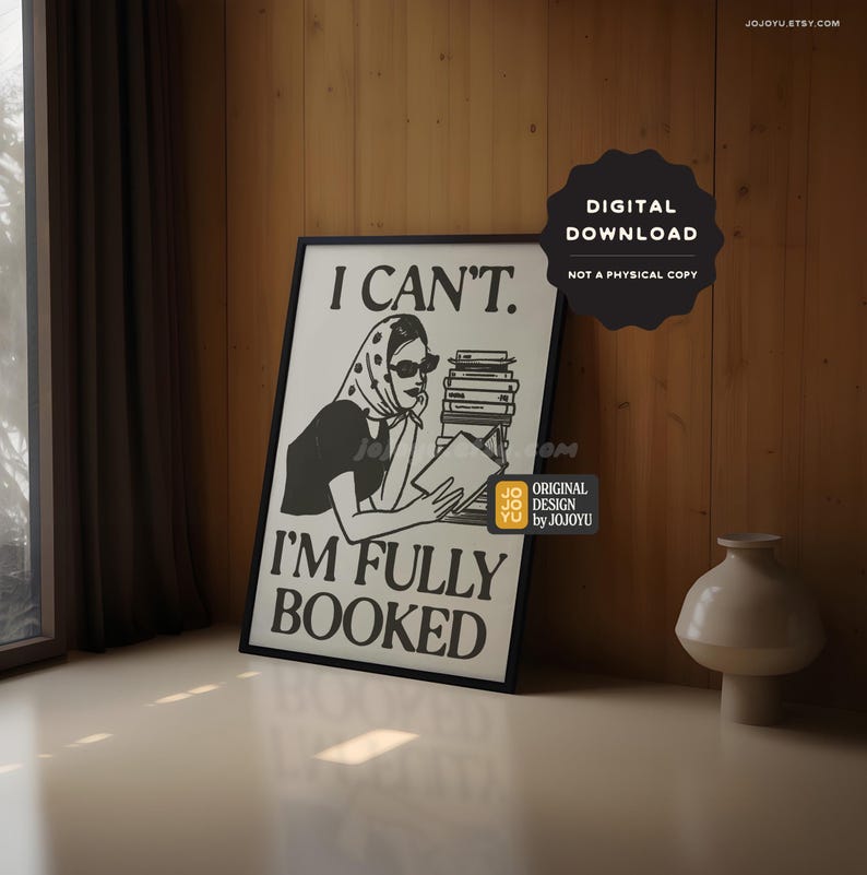 Op de afbeelding: Een zwart-witte printbare poster met een vrouw die een hoofddoek en een zonnebril draagt en een boek leest. De poster zegt "Ik kan niet. Ik ben volgeboekt."