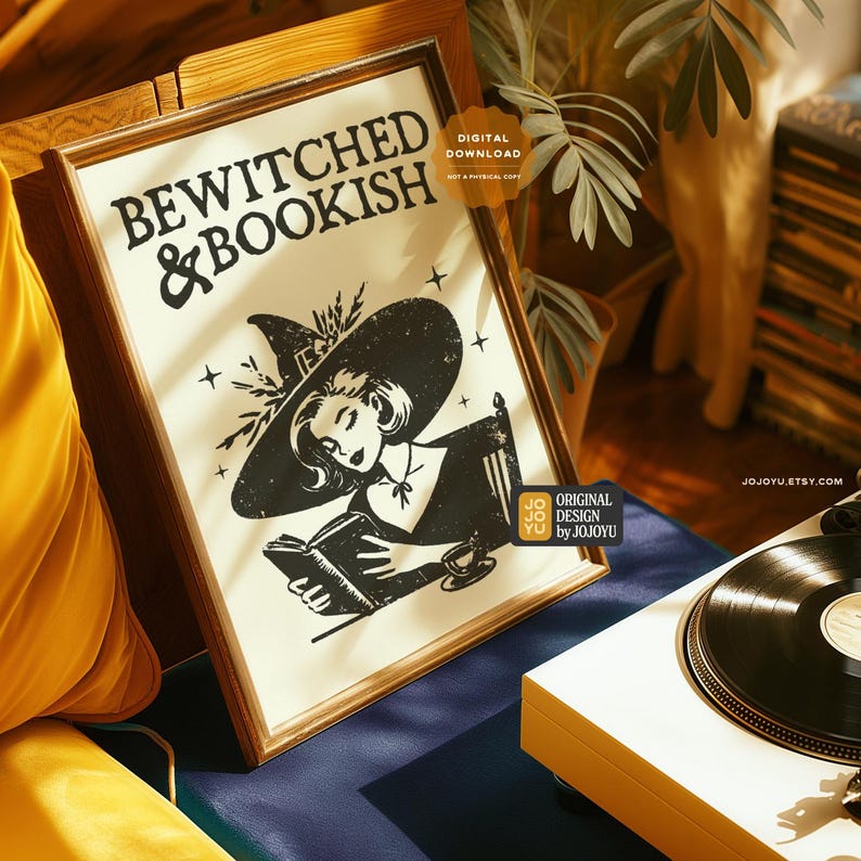 Puede incluir: Una descarga digital imprimible de una ilustraci&oacute;n en blanco y negro de una bruja leyendo un libro. El texto en la impresi&oacute;n dice "Bewitched & Bookish".