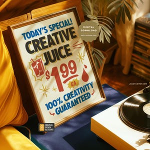 Op de afbeelding: Een vintage-stijl bord met de tekst "TODAY'S SPECIAL! CREATIVE JUICE &euro;199 100% CREATIVITY GUARANTEED" in een geel, rood en blauw kleurenschema. Het bord is ingelijst in hout en heeft een verweerde uitstraling.