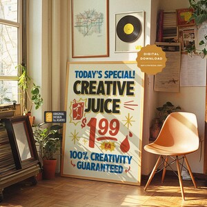 Op de afbeelding: Een vintage-stijl poster met een rood, wit en blauw kleurenschema. De poster adverteert "Creative Juice" voor $ 1,99 en garandeert 100% creativiteit. De poster heeft een retro, grillig ontwerp met sterren, een druppelende rode druppel en een gestileerde sapdoos.